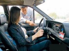 學(xué)開車哪家強？警通駕校找老王