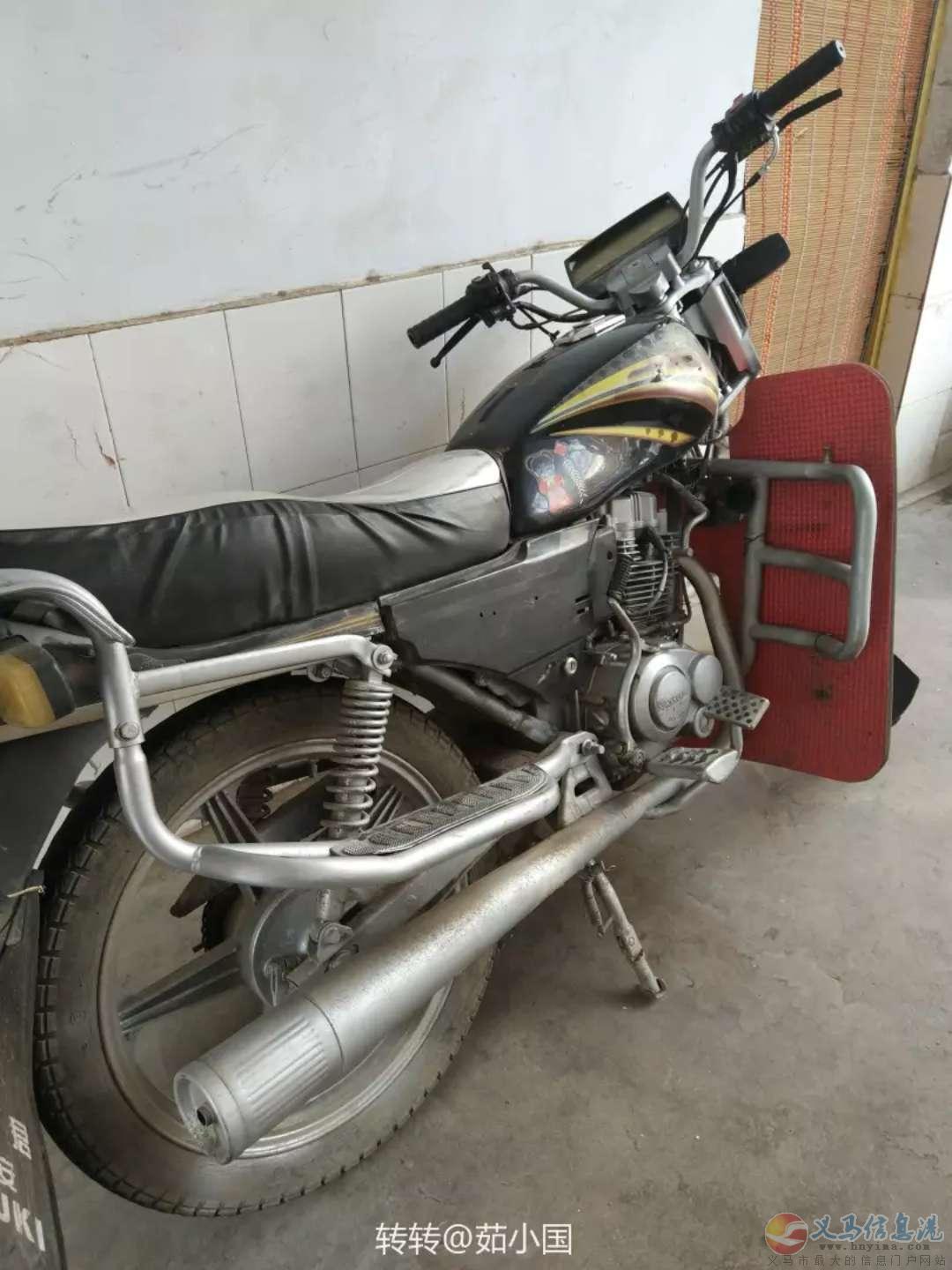 銀翔摩托車一輛 600元出售 十年車 銀翔摩托車一輛 600元出售 十年車