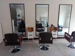 新店招發(fā)型師和學徒