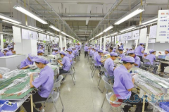 長期招聘小時工，正式工，包吃包住，月入8K不是夢！